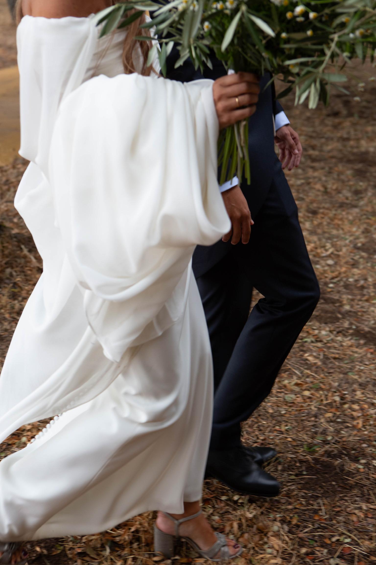 Pareja caminando junto a un ramo