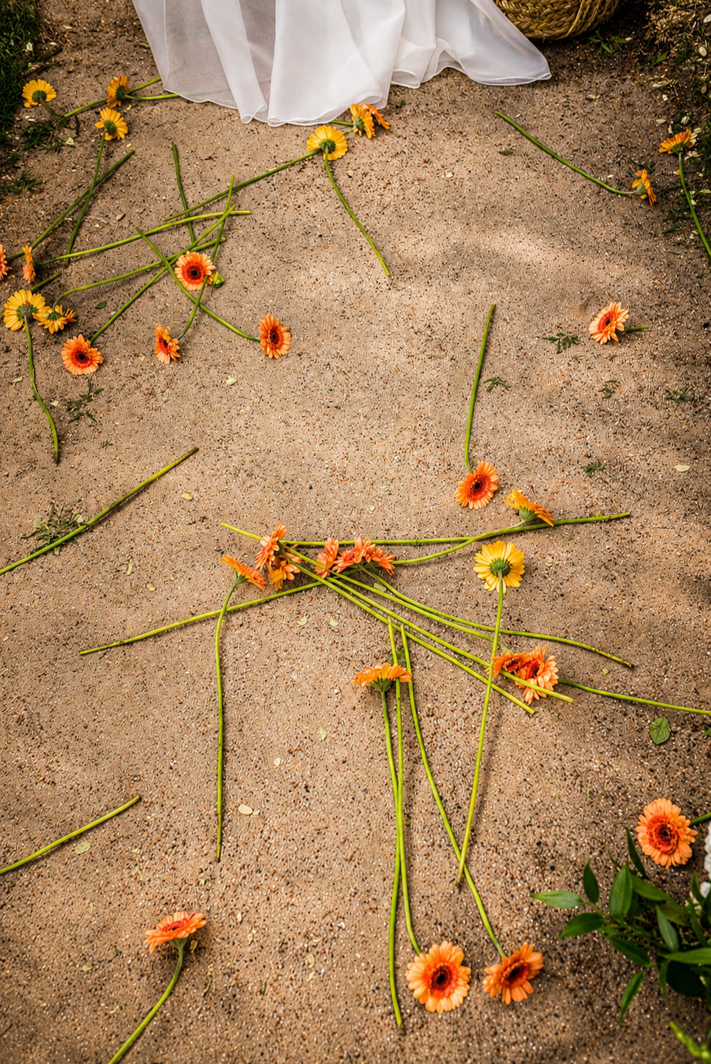 Flores sobre el suelo junto a un vestido