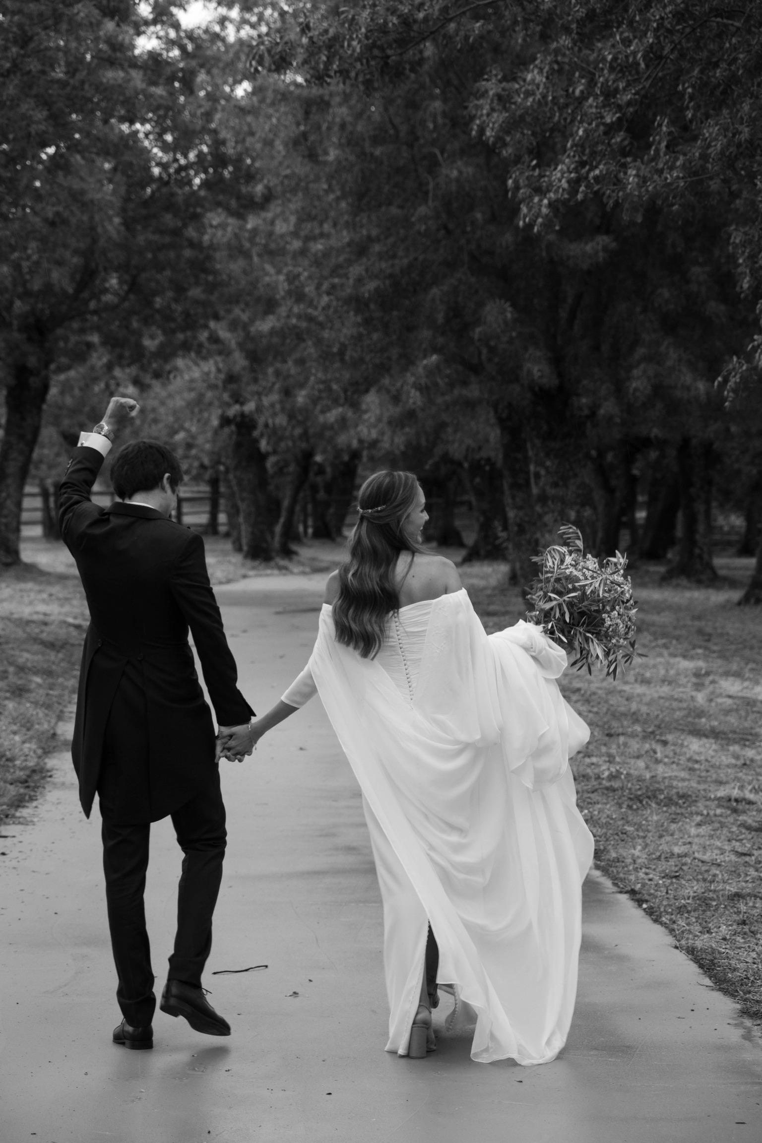 Pareja caminando durante una celebración